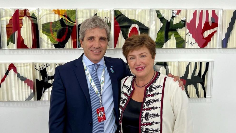 La directora gerente del FMI, Kristalina Georgieva, y el ministro de Econom�a, Luis Caputo (Archivo).