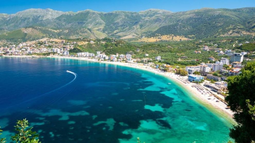 Albania les brinda a