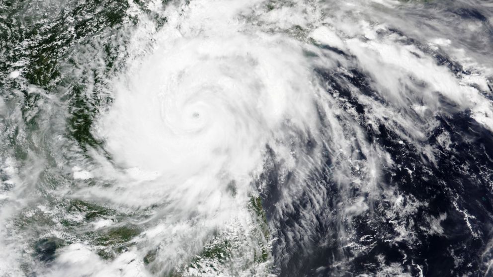 tifón kajiki causa estragos en vietnam: tres muertos y miles de evacuados