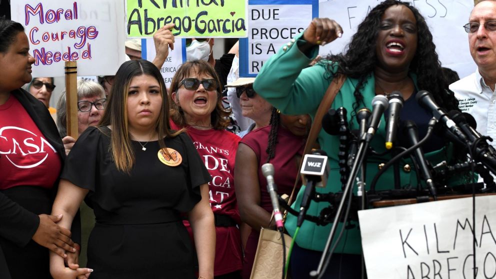 jueza de eeuu bloquea deportación de salvadoreño a uganda