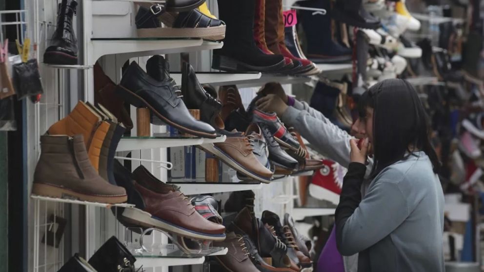 El Indicador de Consumo de la Cámara Argentina de Comercio (CAC) mostró un aumento interanual de 1,1%, liderado por los rubros de indumentaria, calzado, transporte y recreación.