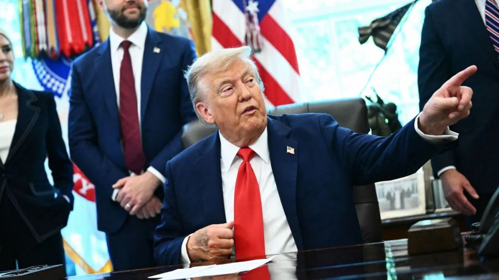 Trump en el Salón Oval durante la firma de las órdenes ejecutivas que eliminan la fianza sin efectivo en Washington DC.