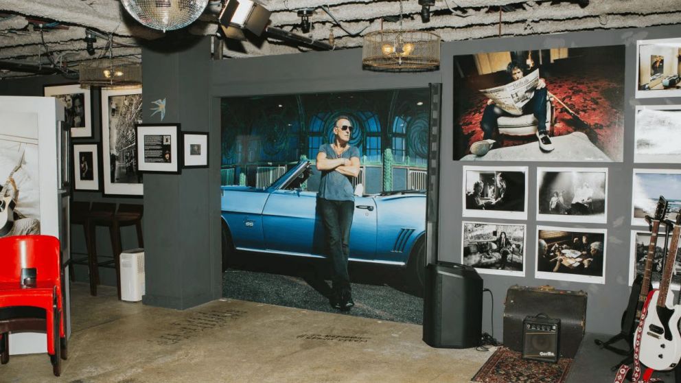 Esta es una obra de Danny Clinch, que fotografió con frecuencia a Bruce Springsteen, expuesta en la Transparent Clinch Gallery de Asbury Park, Nueva Jersey