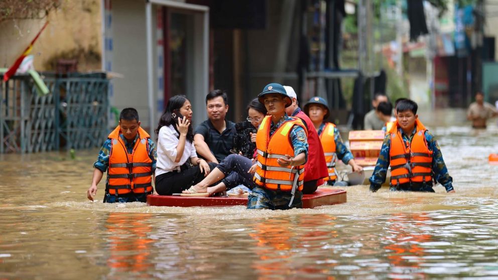 El tifón Kajiki impacta en Vietnam: evacuaciones masivas y medidas de emergencia