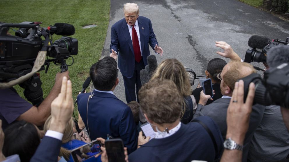 Trump sugiere que la FCC debería revocar sus licencias o, al menos, imponerles un alto costo por su uso de las ondas