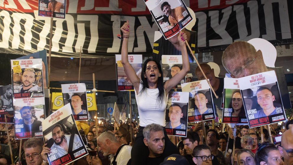 Las protestas no se limitaron a Tel Aviv. Frente al domicilio del líder del partido ultraderechista Poder Judío, Itamar Ben Gvir, también se registraron manifestaciones, acusándolo de obstaculizar el acuerdo.