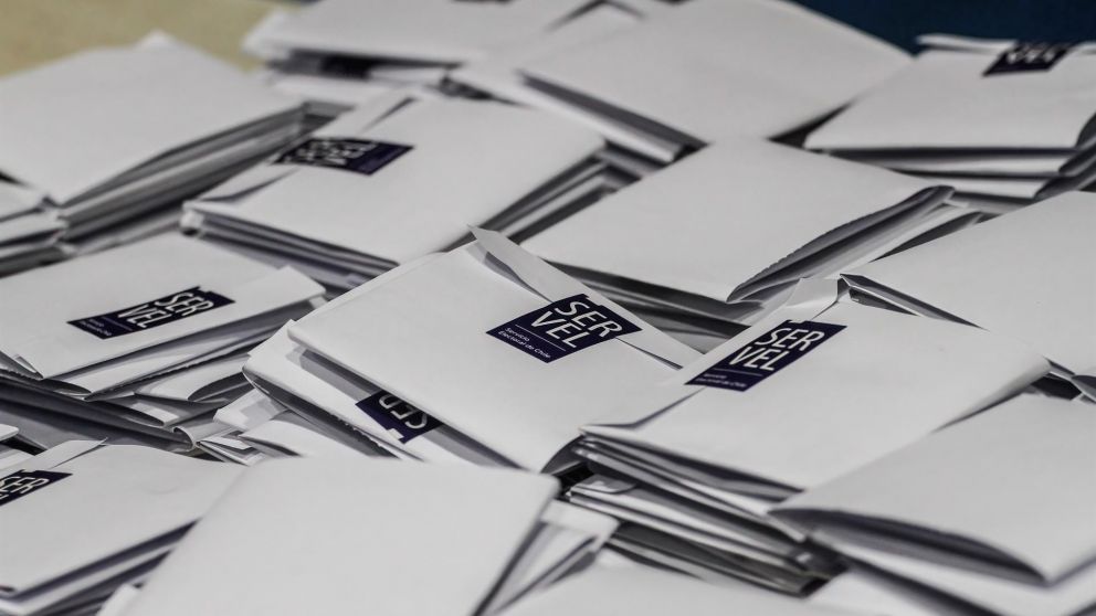 Las encuestas, como la de Cadem, sitúan a Kast con un 28% de intención de voto, seguido de cerca por Jara con un 26%.