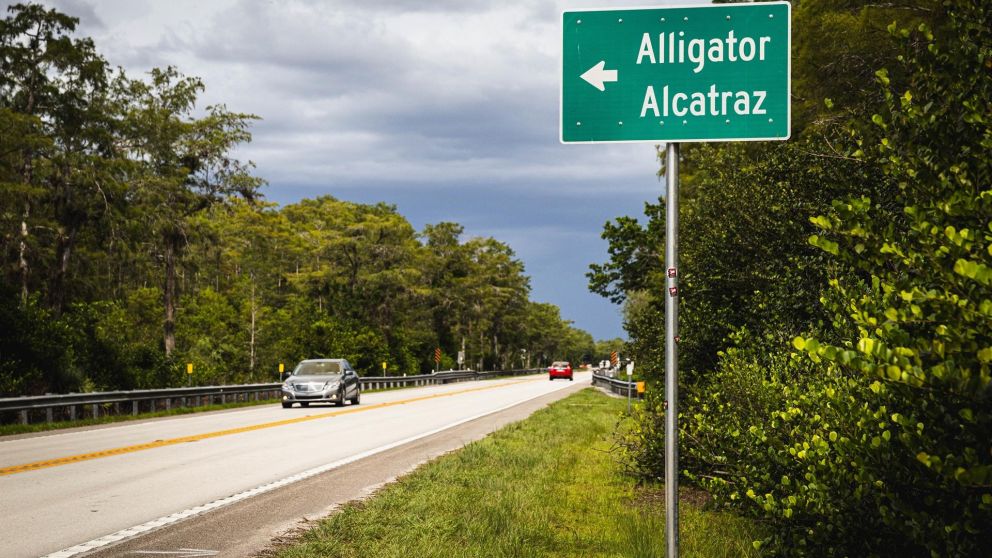 jueza prohíbe ingreso de migrantes en el 'alcatraz de los caimanes'