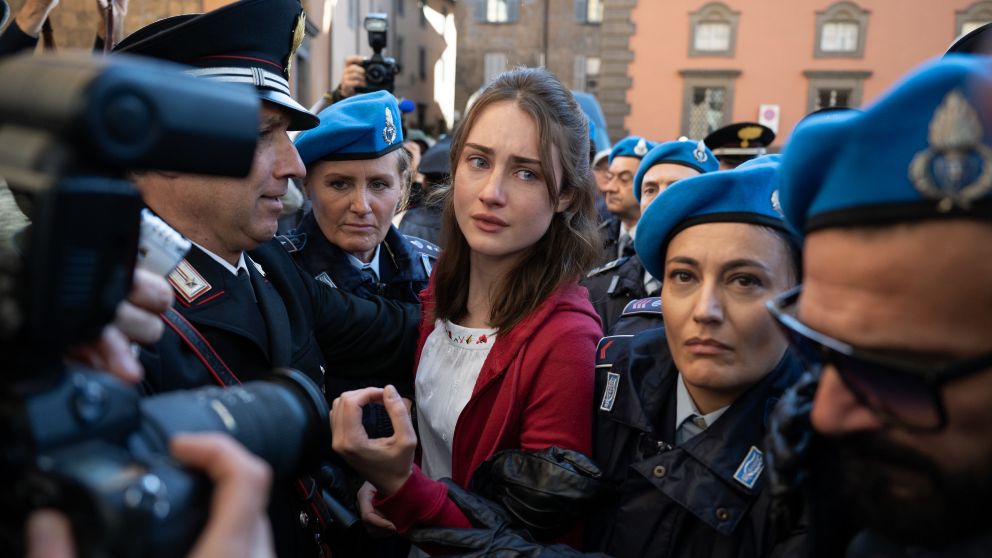 Grace Van Patten muestra un trabajo sólido en el rol de la hipermediatizada Amanda Knox