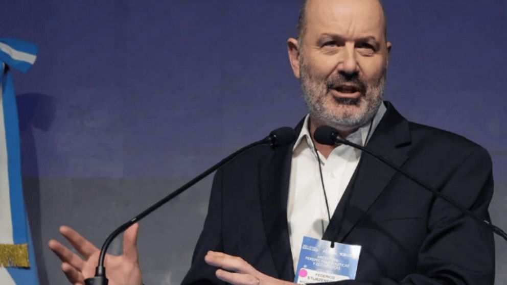Federico Sturzenegger aseguró que los exámenes son para que se "dificultara la incorporación de militantes políticos" al Estado