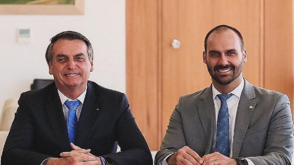 Eduardo Bolsonaro con su padre y ex presidente