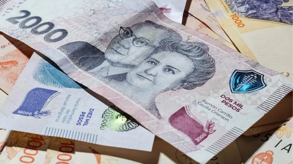 El carry trade consiste en vender dólares en momentos de calma cambiaria para hacerse de pesos, luego invertir a estos últimos en la atractiva tasa de interés para generar una renta seductora, y después adquirir una mayor cantidad de billetes estadouniden