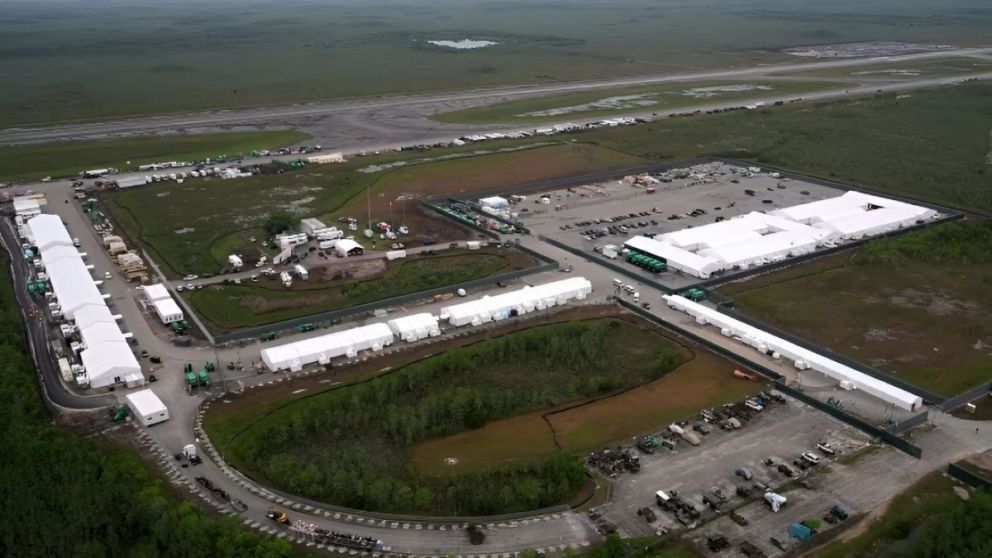 Una vista aérea del centro de detención estatal construido en el sitio de un antiguo aeropuerto de entrenamiento en Ochopee, Florida