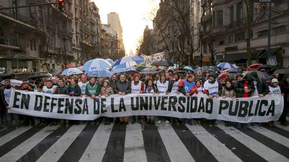 Los docentes y no docentes de la UBA buscan visibilizar las problemáticas en las universidades.