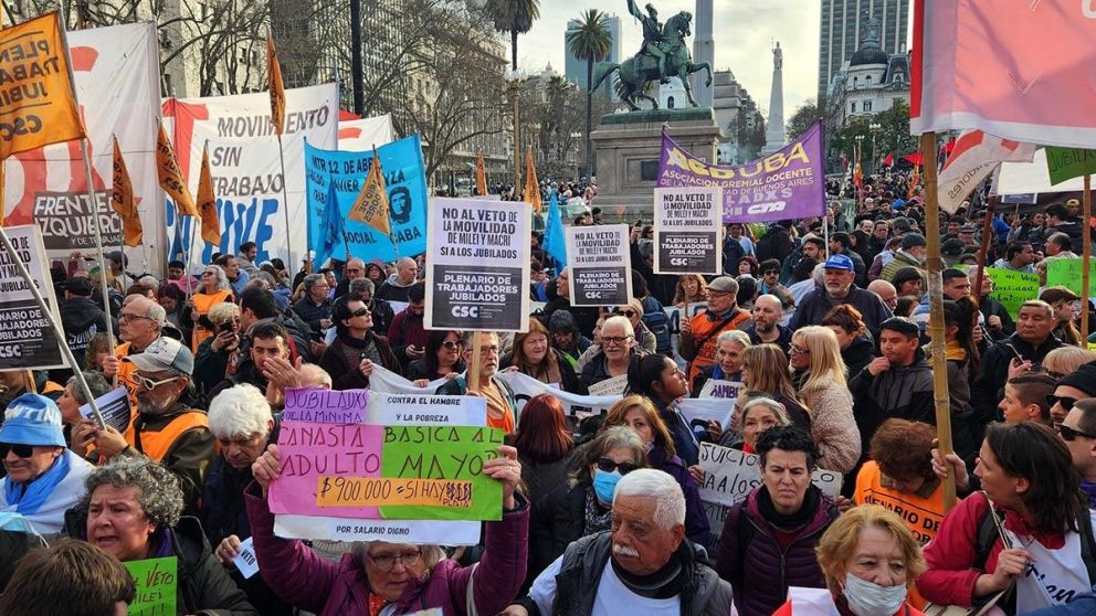 BUENOS AIRES NOTICIAS ARGENTINAS
AGOSTO 28 Disturbios en marcha
de jubilados que comenzó a las
15hs con destino Casa Rosada .La
policía impidió el avance de los
Jubilados por su reclamo al veto
del Presidente Javier Milei
sobre la reforma jubilator