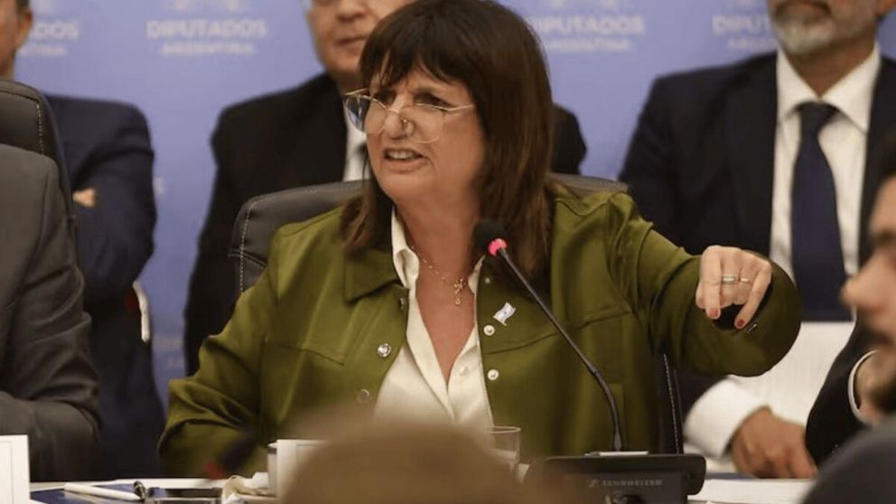 Patricia Bullrich discuti� con diputados en la Comisi�n de Hacienda y Presupuesto del Congreso