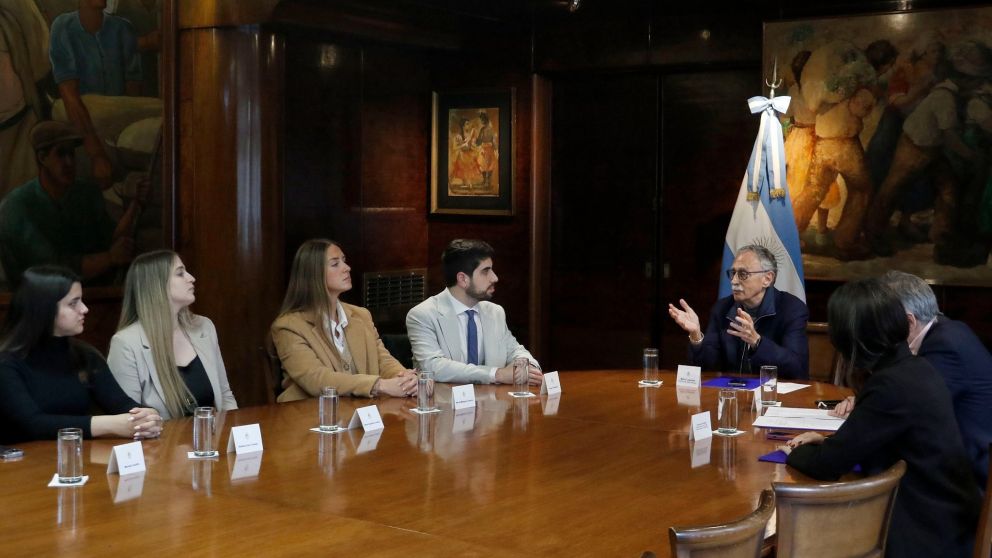 Mario Lugones recibió a estudiantes que aprobaron el examen para residencias médicas.