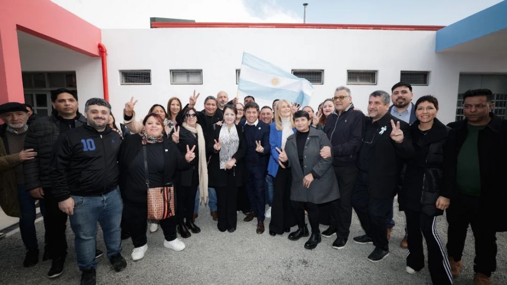 En recorrida de campa�a por la Tercera Secci�n, Kicillof mostr� una foto de unidad junto a Ver�nica Magario, Mayra Mendoza y Facundo Tignanelli.