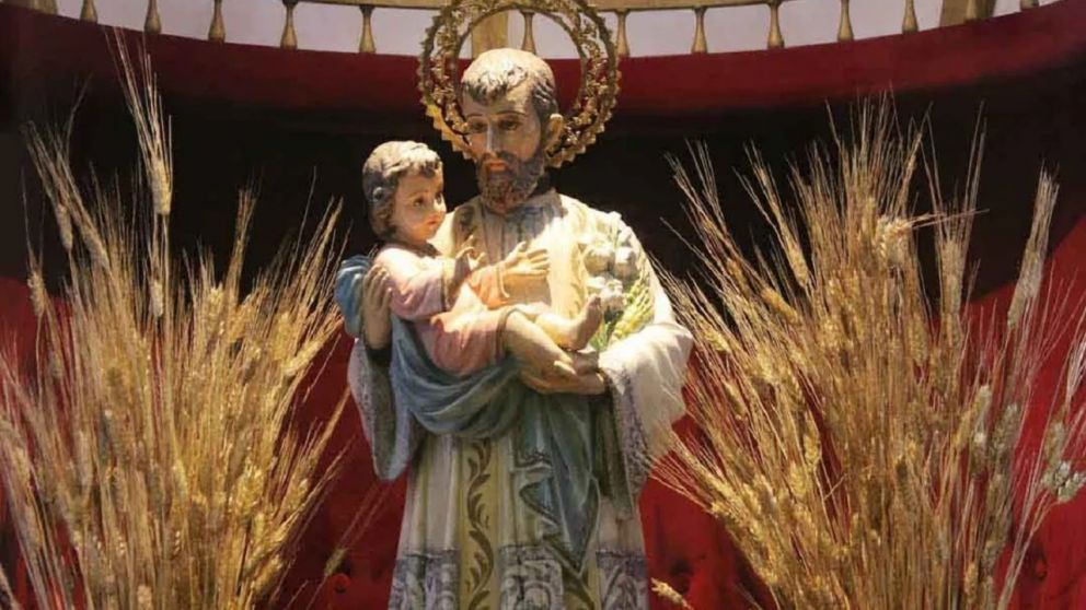 El templo de San Cayetano en Liniers comenzó a recibir a los fieles a la medianoche, mientras que una misa central aguarda a las 11 horas