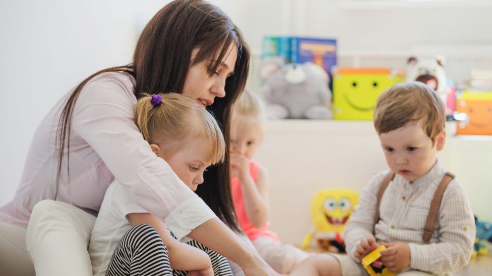 Nuevo aumento para las niñeras y cuidadoras de adultos
