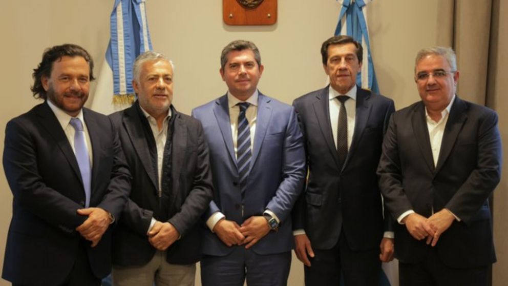 Sáenz junto a los gobernadores de San Juan, Mendoza, Jujuy y Catamarca.
