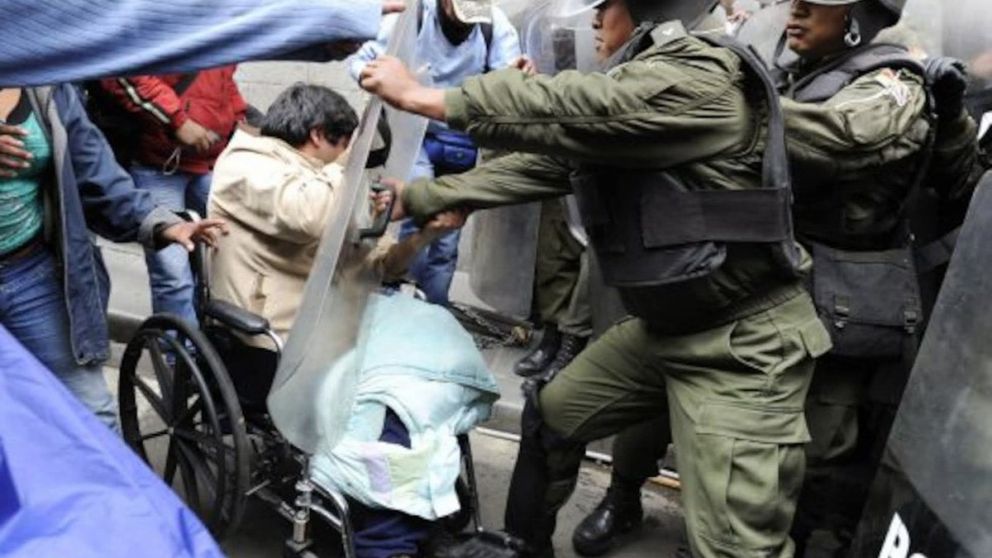 Corridas, gases lacrim�genos y un cami�n hidrante en la marcha de jubilados