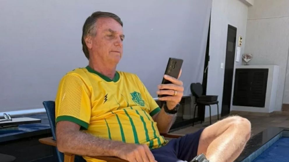 A Bolsonaro le prohibieron utilizar tel�fonos celulares