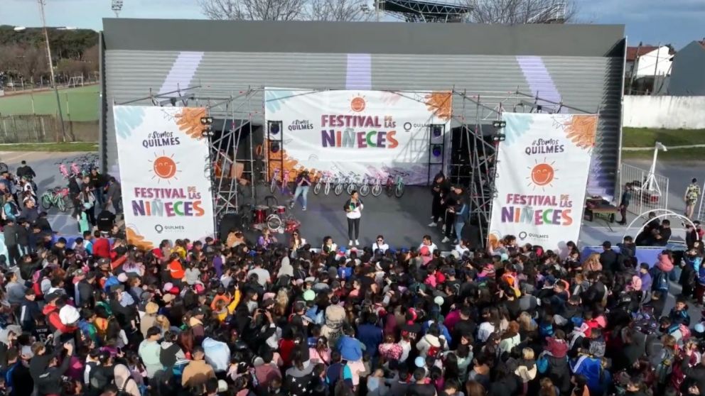 Mayra Mendoza, junto a miles de familias en el "Festival de las niñeces".