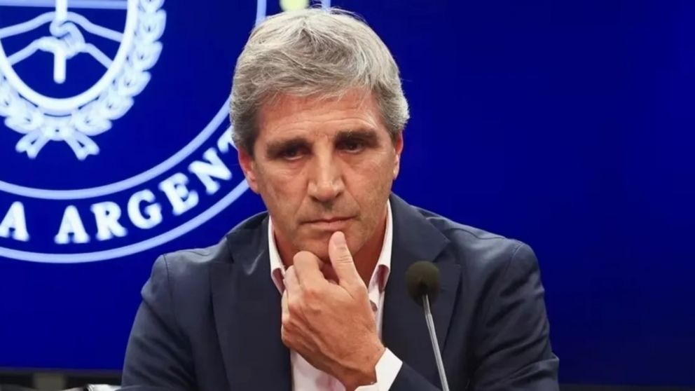 Luis Caputo aclar� qu� pasar� con el bono de los jubilados en agosto