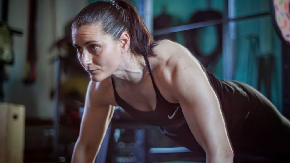 Cait Conley, aspirante al Senado y veterana del Ejército, sube videos donde levanta pesas mientras debate temas legislativos