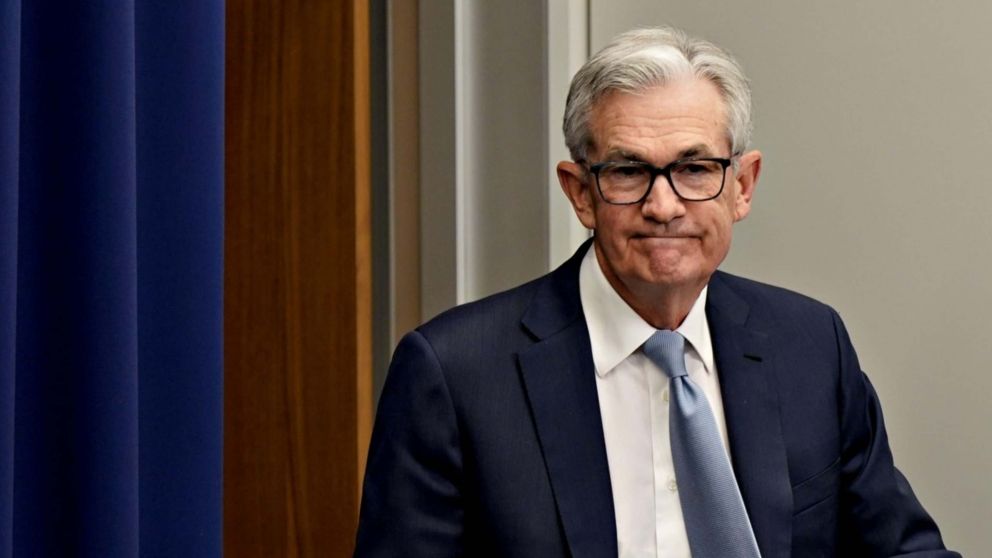 Powell  duda en bajar las tasas