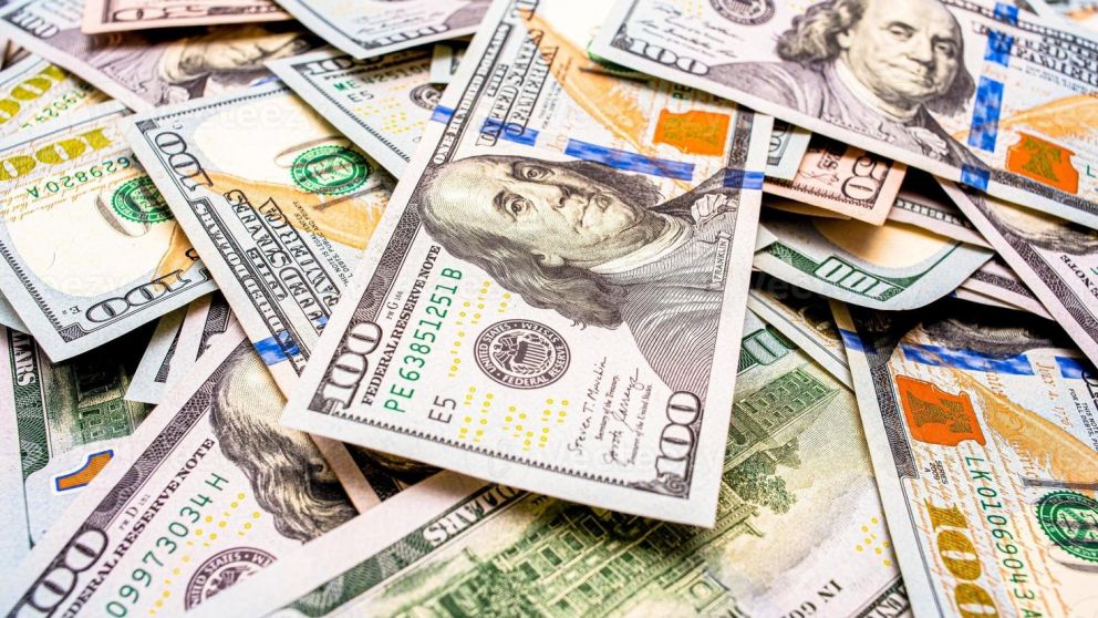 Una cuenta remunerada en dólares es un tipo de cuenta bancaria que genera intereses sobre el saldo en dólares estadounidenses depositado por el titular