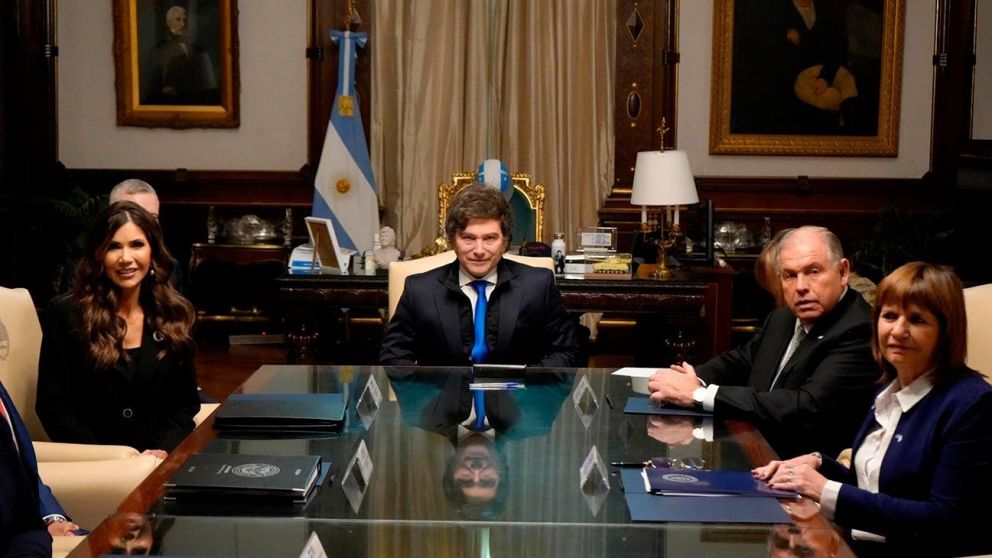 El presidente recibió a Kristi Noem