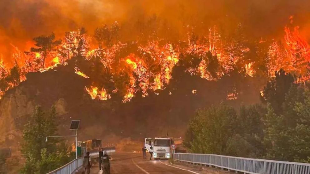 Las autoridades evacuaron a más de 3.500 personas y cerraron la ruta que conecta Bursa con Ankara, la capital turca