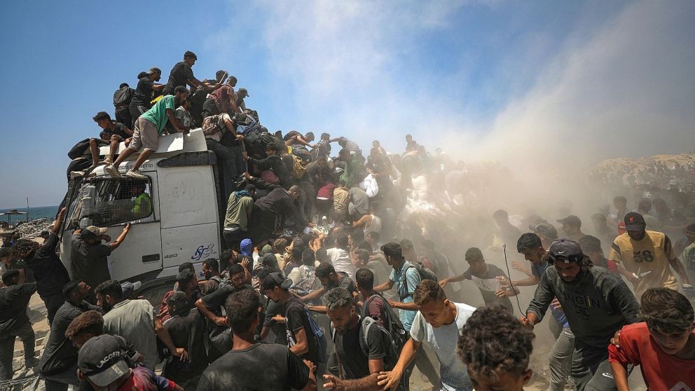 Los palestinos se abalanzaron sobre los camiones con ayuda humanitaria