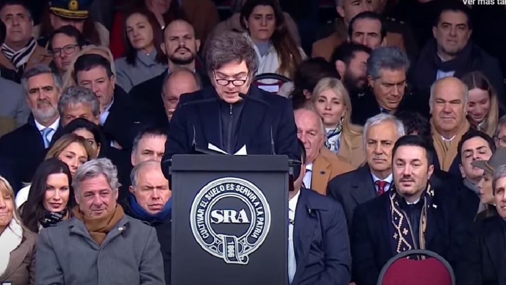 El presidente Javier Milei anunci� hoy s�bado 26 de julio una baja de retenciones para el agro, en La Rural