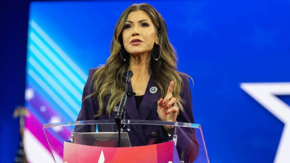 Kristi Noem es la cara de la política antiinmigratoria de Donald Trump