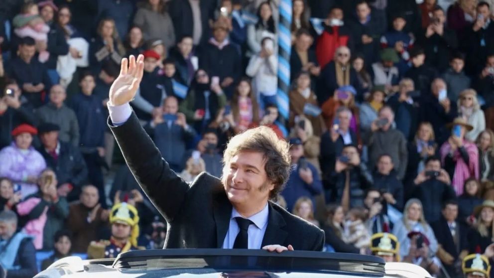 Milei repetirá este sábado una imagen clásica de Carlos Menem en La Rural