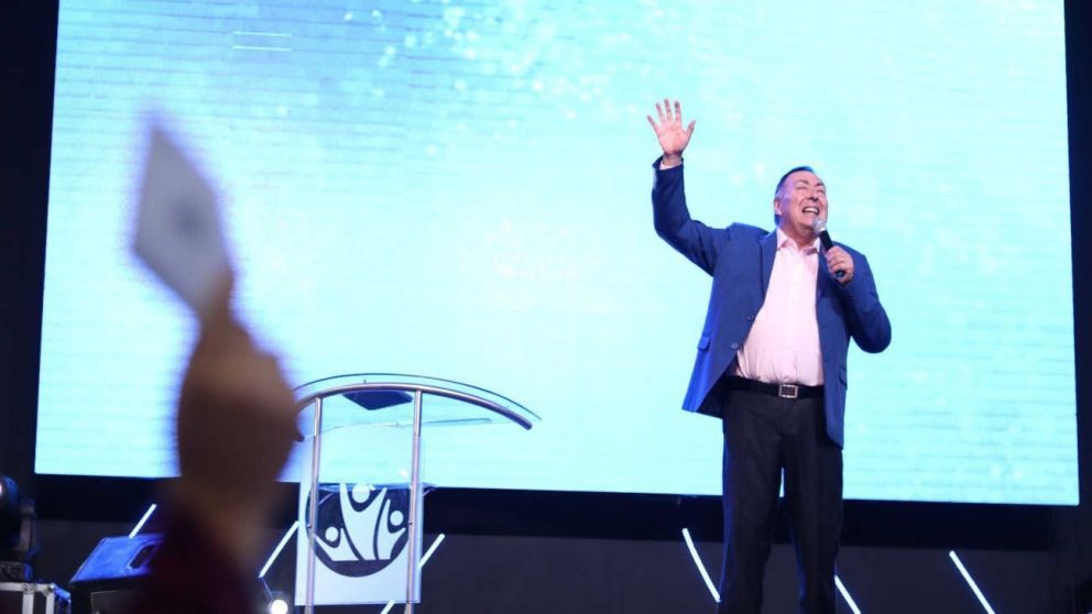 El pastor Jorge Ledesma recibió a Javier Milei en el templo Portal del Cielo, en Chaco