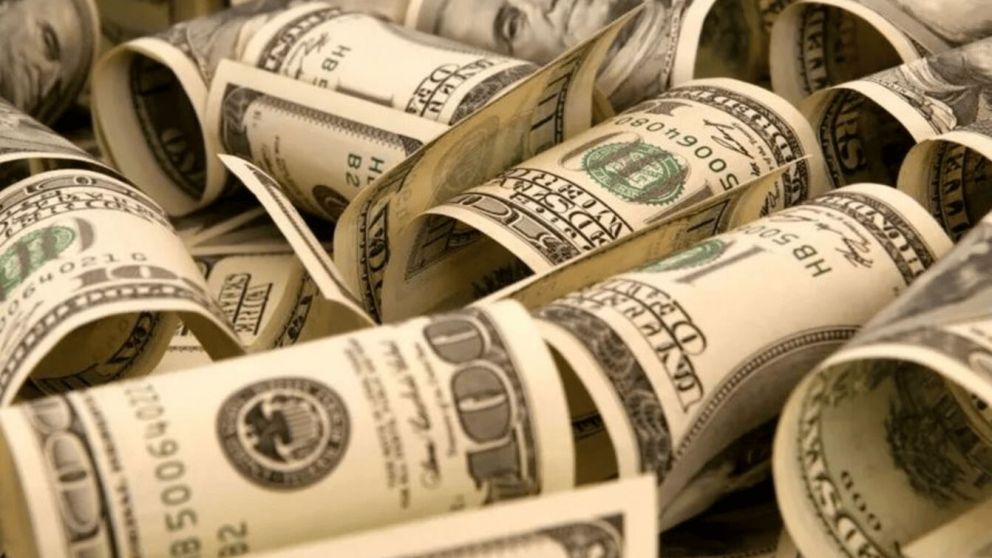 El dólar no baja de los $1,300