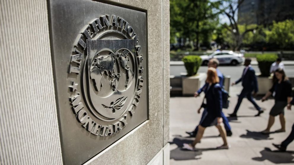 La misión del FMI, postergada, llega el martes para iniciar la revisión del acuerdo con Argentina