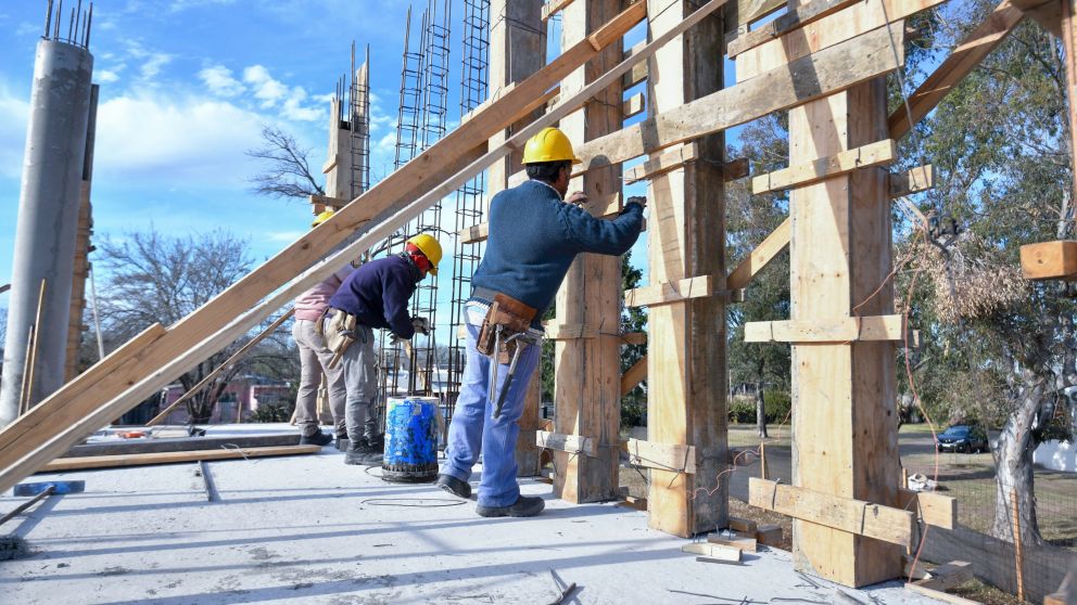 Los datos del Indec muestra una frágil recuperación del sector de la construcción.