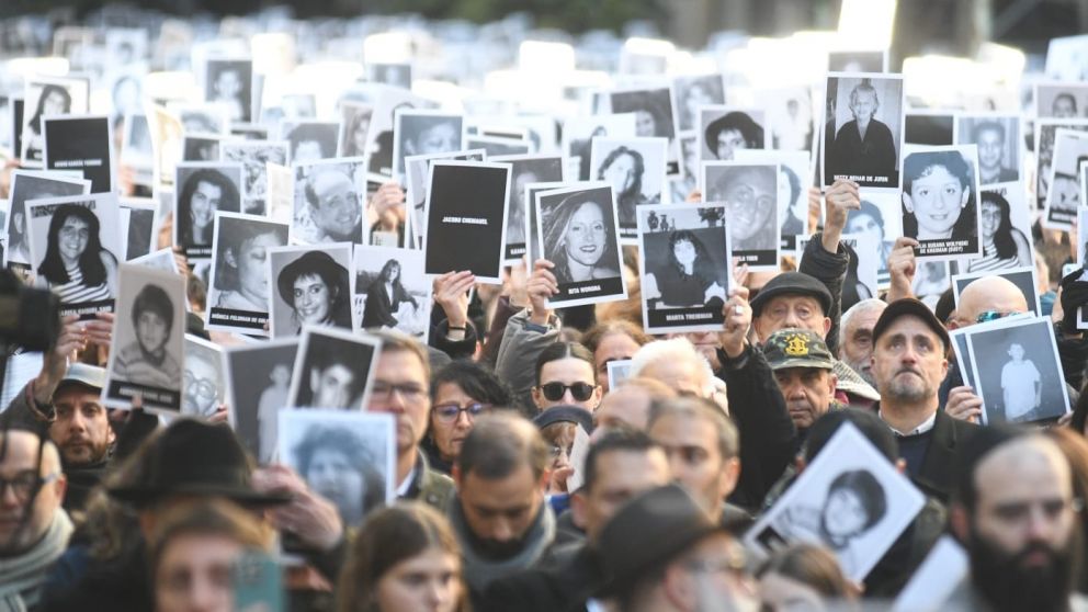 Se realiza el acto por el 31� aniversario del atentado a la AMIA (Foto Pablo Vill�n).