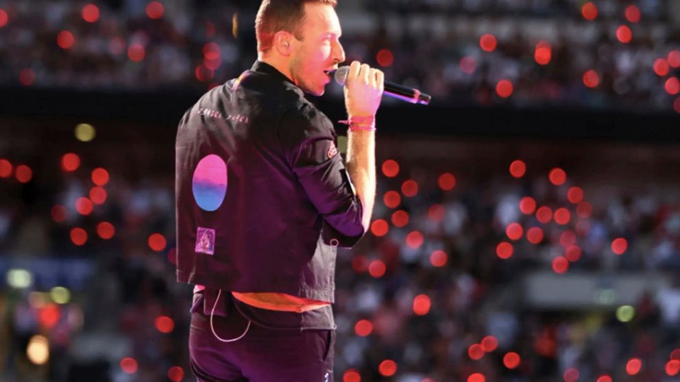 El affaire que nadie pidió: una “kiss cam” de Coldplay expuso a una pareja en plena incomodidad y estallaron las redes