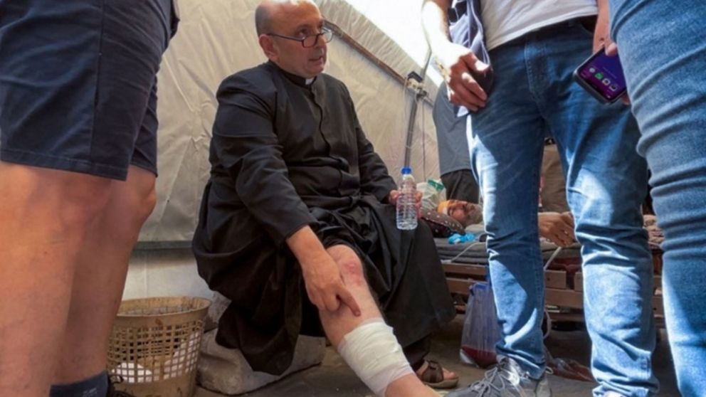 El cura argentino herido por un bombardeo en la Franja de Gaza