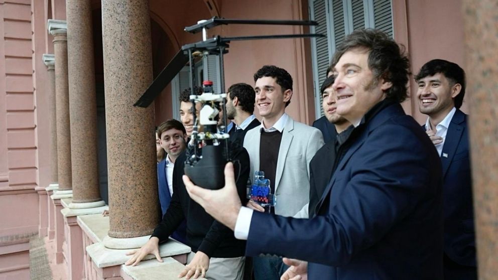 Los estudiantes le llevaron al presidente el satelite que los hizo ganadores