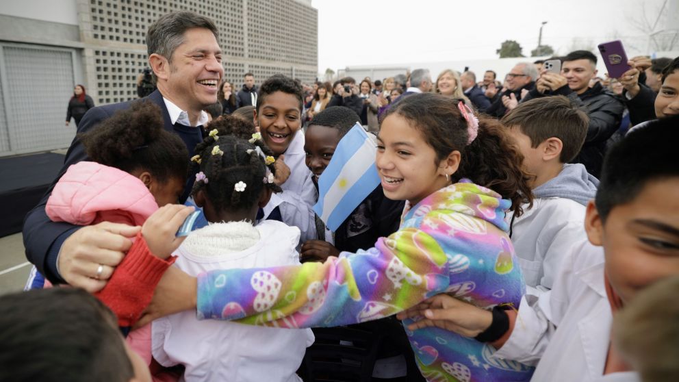 Kicillof se pone al frente de la campaña dispuesto a confrontar su modelo con el del presidente Milei.