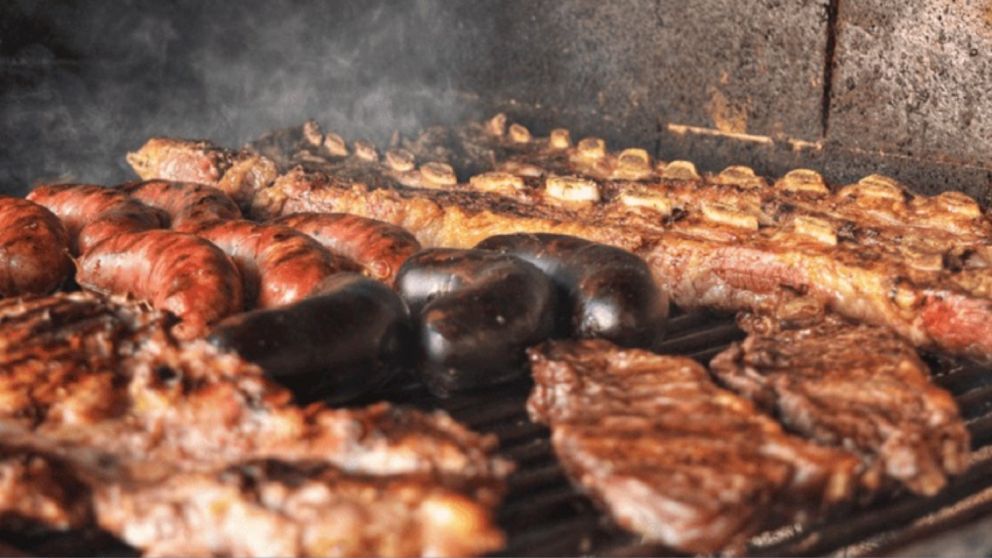 El orden perfecto para tirar los cortes de carne a la parrilla en el asado.