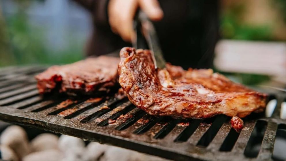 El truco para ablandar cualquier corte de carne a la parrilla para que quede sabroso y como una "manteca".