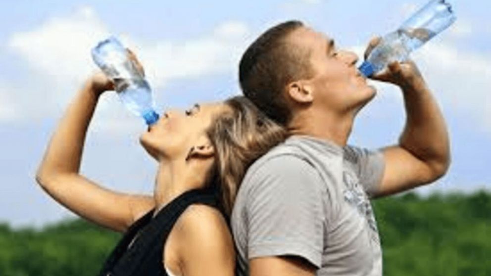 Tomar agua a lo largo del día podría ser clave para vivir más, según la ciencia